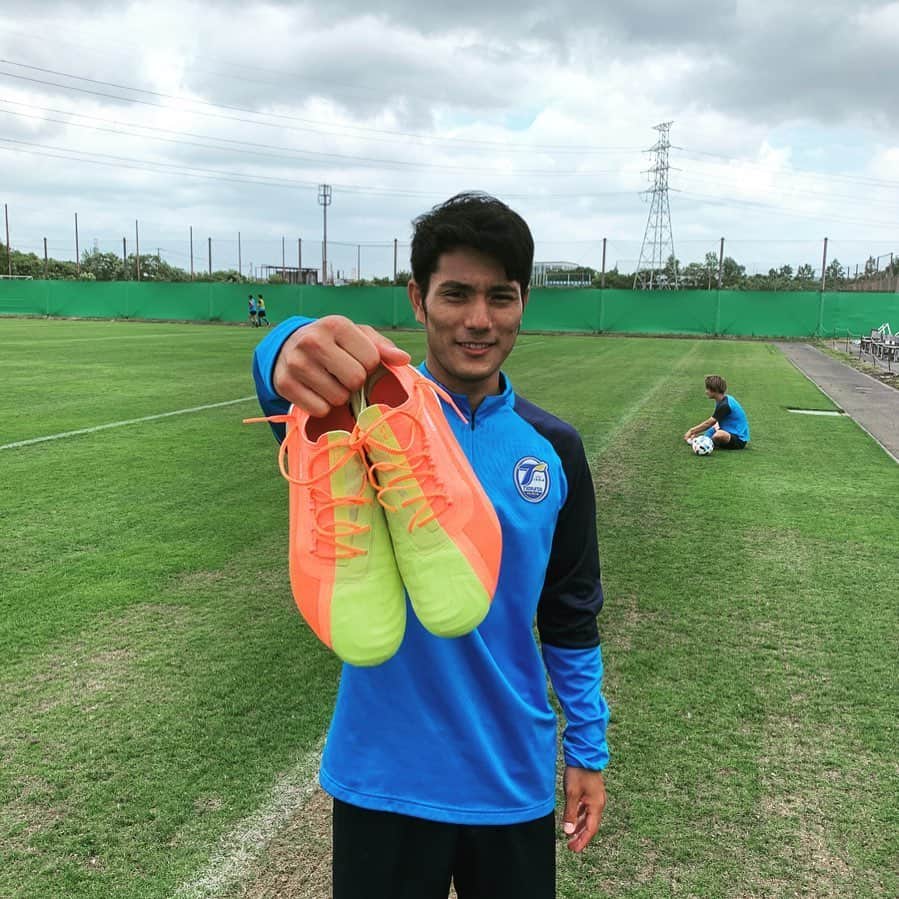 知念慶のインスタグラム：「リーグ再開に向けて今日もいいトレーニング！再開が待ち遠しいです^ ^ . . .  newスパイクは色が派手だから親が画面で見つけやすいだろうなぁ〜。笑 このスパイクでゴール決めるぞー⚽️ . . .  #大分トリニータ #ライズアップ #STORONGERTOGETHER #PUMA #PUMAFOOTBALL @pumafootball_jp @pumajapan」