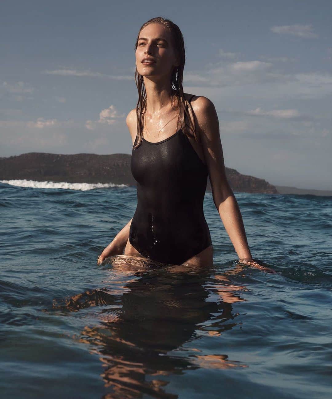 ヴァネッサ・アクセンテのインスタグラム：「#worldoceansday 🌏🌊💙」