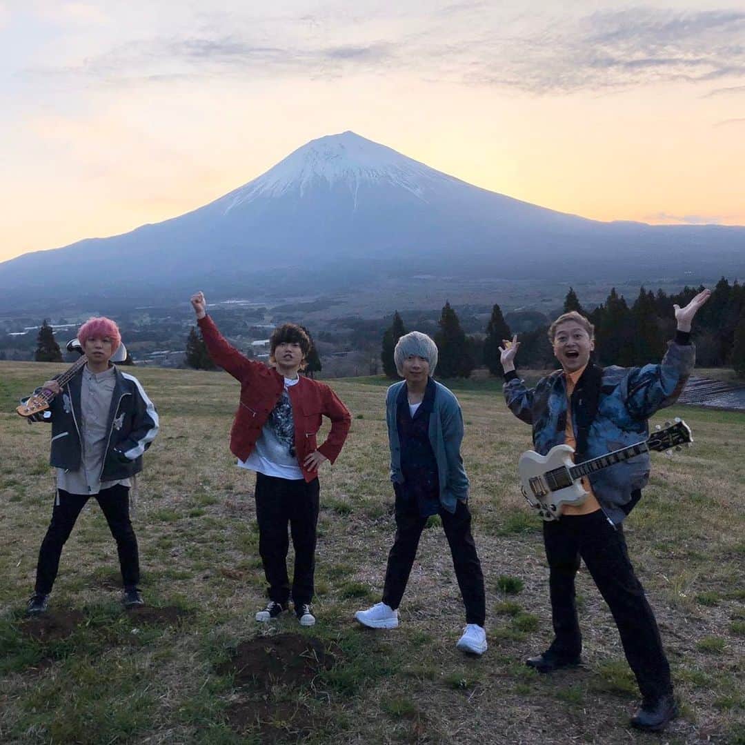 KEYTALKのインスタグラム：「#パワプロ 25周年記念モバイルゲーム 「実況パワフルプロ野球」 タイアップソング第二弾❗️ ㅤ 大変お待たせ致しました！ ㅤ 『サンライズ』のMUSIC VIDEO 明日正午12時、遂に公開🎥 ㅤ お楽しみに！💫」