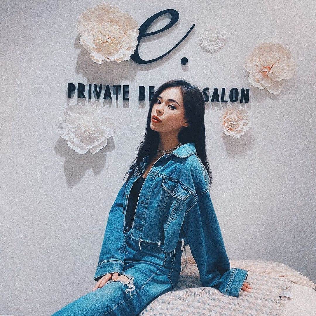 藤川ありすのインスタグラム：「__ ずっと自粛で行けてなかった @private.beauty_salon へ行ってきましたーーー🥰 やっぱりここ行かないと普段のスキンケア以上のお肌の艶感はでない😭✨ 今回も空気の痛くない針でヒト幹細胞とビタミンCを入れてもらいました♡ 新しく導入されてHIFEは今キャンペーン中で 18,000円で顔全体にショットしてくれるので 他のところみたいにショット数が決まった金額よりも たくさんHIFEを打ってくれていいよ！ おかげで顔が超スッキリ！ 最後の写真ぜひ見てほしい😂 アプリ以外で、こんなに顎尖った事ないからw  ちなみにHIFEとヒト幹細胞は一緒にできるからいちいち他のサロン行き来しなくても楽ちん。 あー早くまた行きたい❤️ いつもありがとうございます😊」