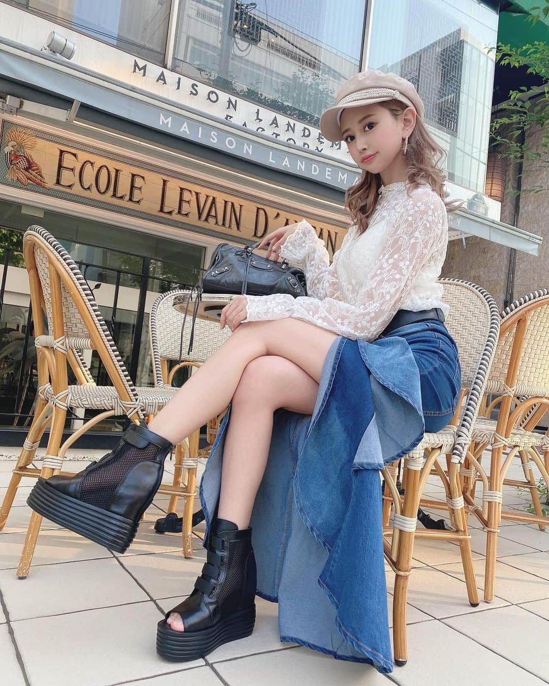 のインスタグラム：「. . fashion🤍🤍🤍🤍 . . しおりちゃんがプロデューサーしてる @shaon.official のお靴 可愛すぎん👌💕💕💕？ . ブラックメッシュの厚底で 足ちょー長く見えるし 何より軽くて履きやすいよ🥰✌️ . .  #ダイエット #トレーニング #尻トレ #自宅トレーニング #ヒップアップ #ファッション #楽痩せ #バストアップ #ダイエットメニュー #酵素ドリンク #酵素 #着圧ソックス #メイク #ランジェリー #ワンピースコーデ #ワンピース #chanel #diet #bodymake #training #shaon #shaonshoes」