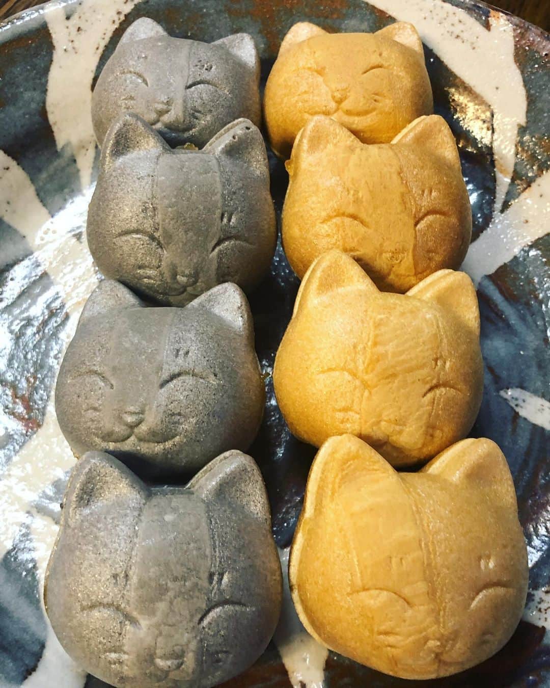 Baekのインスタグラム：「パリパリでとーてもおいしかった！ 🐱🍡次は中に白玉いれてみたい！ 左はイカ墨のモナカ右はふつうもなか」