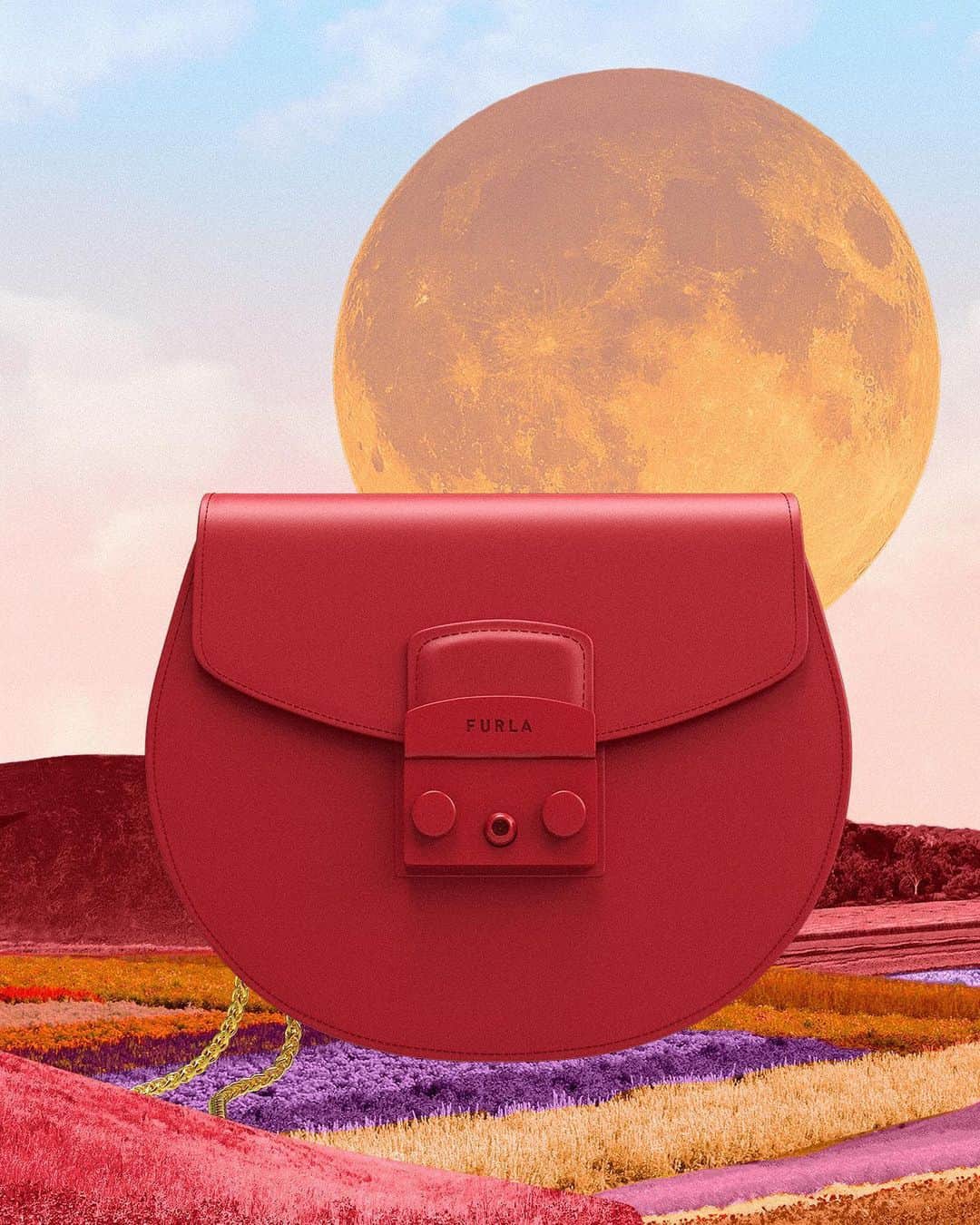 フルラのインスタグラム：「Furla Metropolis steps out in red for a memorable restyle. Discover this curvy mini bag with a gold chain crossbody option that livens up every fearless look. Be bold, be bright.  #furlametropolis #dreammetropolis #thefurlasociety #furlafeeling #newcollection #furla #accessories #fashion」