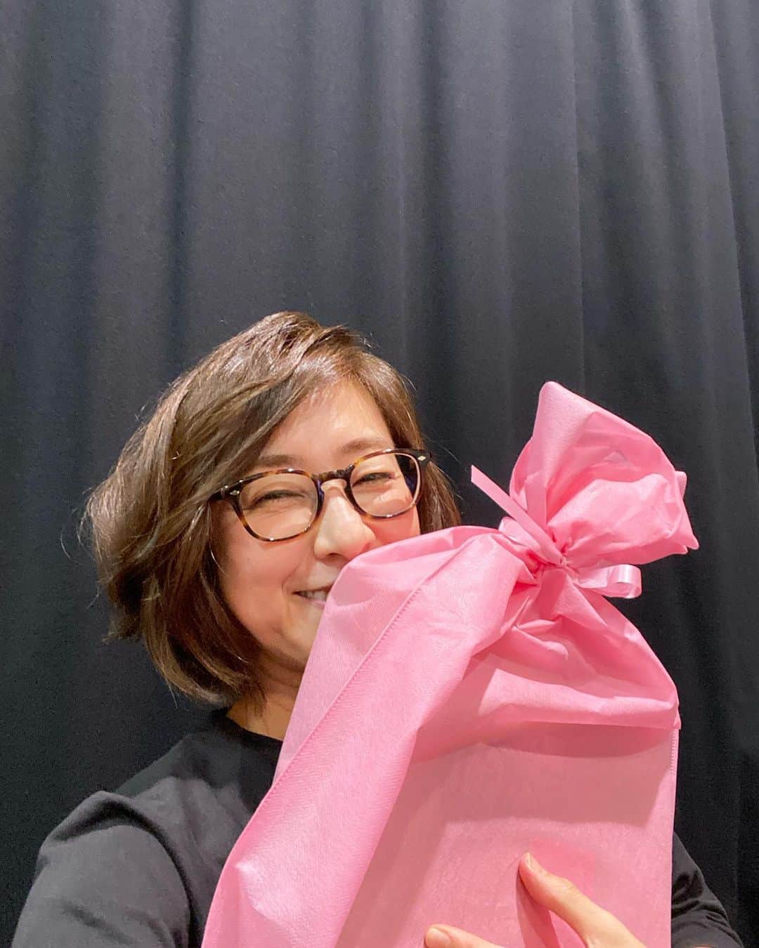 小西美穂のインスタグラム：「誕生日！ロックの日！﻿ ナゼナニで一緒に働くママチームからの﻿プレゼント。﻿ ﻿ 彼女たちの頑張りで﻿ 私は毎日ニュースを届けられています。﻿ ﻿ everyカラー・ピンクの優しさよ💕😭﻿ ﻿ 嬉しい、嬉しい。﻿ ありがとう！！！﻿ ﻿ 中身はのちほどお知らせしますね！﻿ ﻿ #コロナを一緒に乗り越えた #仲間たち #ニュースルーム #誕生日プレゼント #ありがとう #newsevery #ナゼナニ #ロックの日」
