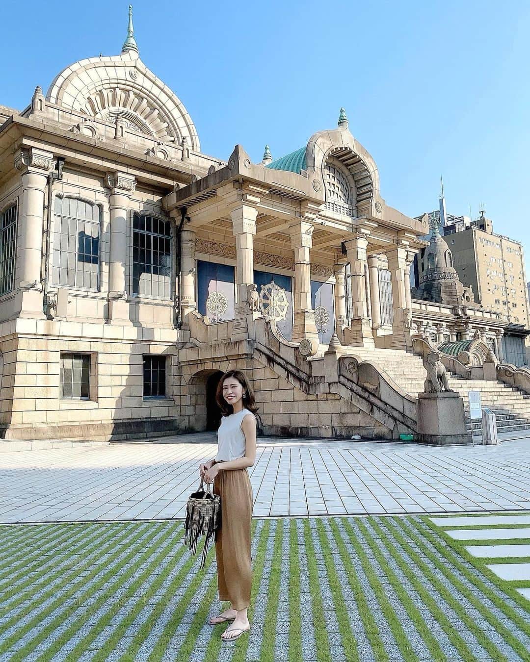 石黒美帆のインスタグラム：「*﻿ 本当に久しぶりにみんなと会えた日😊﻿ 3ヵ月ぶりの電車にドキドキでした。﻿ ﻿ ﻿ 築地の会だったので、その前に気になっていた築地本願寺へ。﻿ 寺院とは思えない素敵な造り！﻿ 古代インド様式をモチーフとしているそうです🦚﻿ ﻿ 敷地内の和カフェも人気みたい🥢﻿ ﻿ ﻿ ﻿ ﻿ #tsukiji#築地本願寺#築地#寺院#東京カフェ#重要文化財#建築探訪」