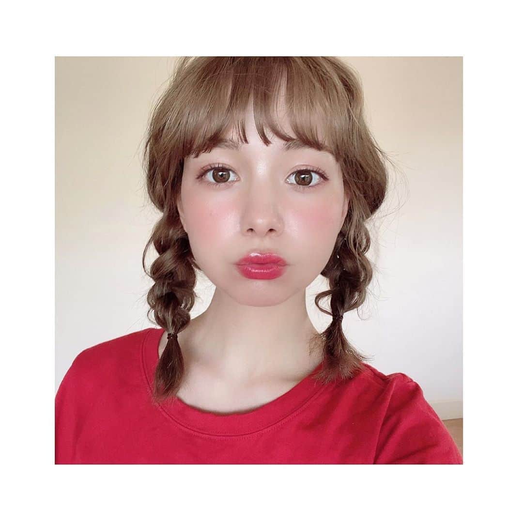 柴田あやなのインスタグラム：「この日はひなこちゃんがヘアメイクしてくれたんだ‼️‼️‼ツヤ肌作りの️天才か‼️‼️‼️‼️ ドアップすぎてきついから白枠」