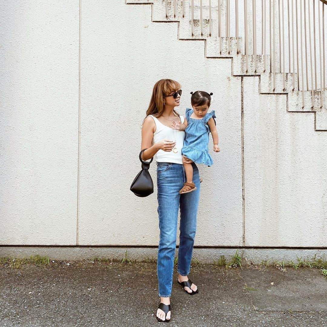 岡田美季さんのインスタグラム写真 - (岡田美季Instagram)「ootd💙 今日は暑かったーーーーーー！ 最近また黒の小物も気になるの。 ブラウンがいちばん好きだけど💭 ヘビロテお気に入りすぎるリブタンクは明日再入荷です☺︎ #fashion #ootd #coordinate #denim #room306contemporary」6月9日 19時18分 - mikiokada0225