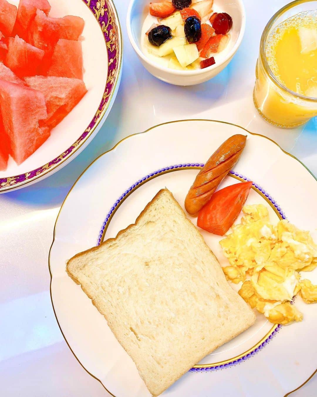 小林真由のインスタグラム：「頂き物の食パンで朝ごぱん🍞﻿ 最近一気に買って冷凍→トーストにすることが多かったので焼かずに食べる食パンが幸せだった🙈💓﻿ ﻿ この頃人に会ってなかったから﻿ 一瞬お会いできたことも嬉しかったなぁ🥰﻿ 感謝🙏 ﻿ #パン #朝食 #ブレックファースト #朝ごはん #女の子ママ #ママライフ #マタニティ #マタニティライフ #妊婦 #妊娠8ヶ月 #第二子妊娠中」