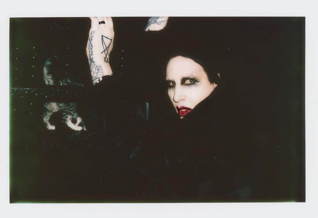 のインスタグラム：「The Price of Darkness. Photo by @lindsayusichofficial」