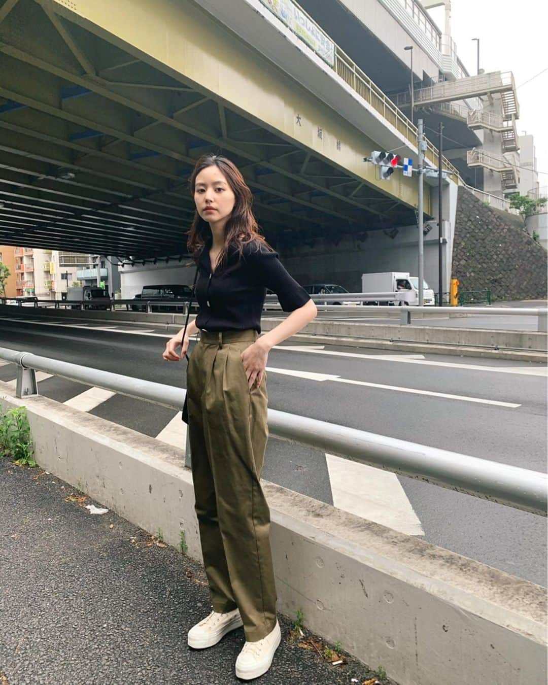 Shiho Sasakiさんのインスタグラム写真 - (Shiho SasakiInstagram)「お袖がフレアになってて可愛いKNIT TOPS🌹 いよいよ夏らしい気温になってきたなぁ🍦 女性らしいトップスはカジュアルなボトムだったりスニーカーで合わせるのがmyルール☝️ #MOUSSY#MOUSSYSNAP」6月9日 19時21分 - shihomurata0718