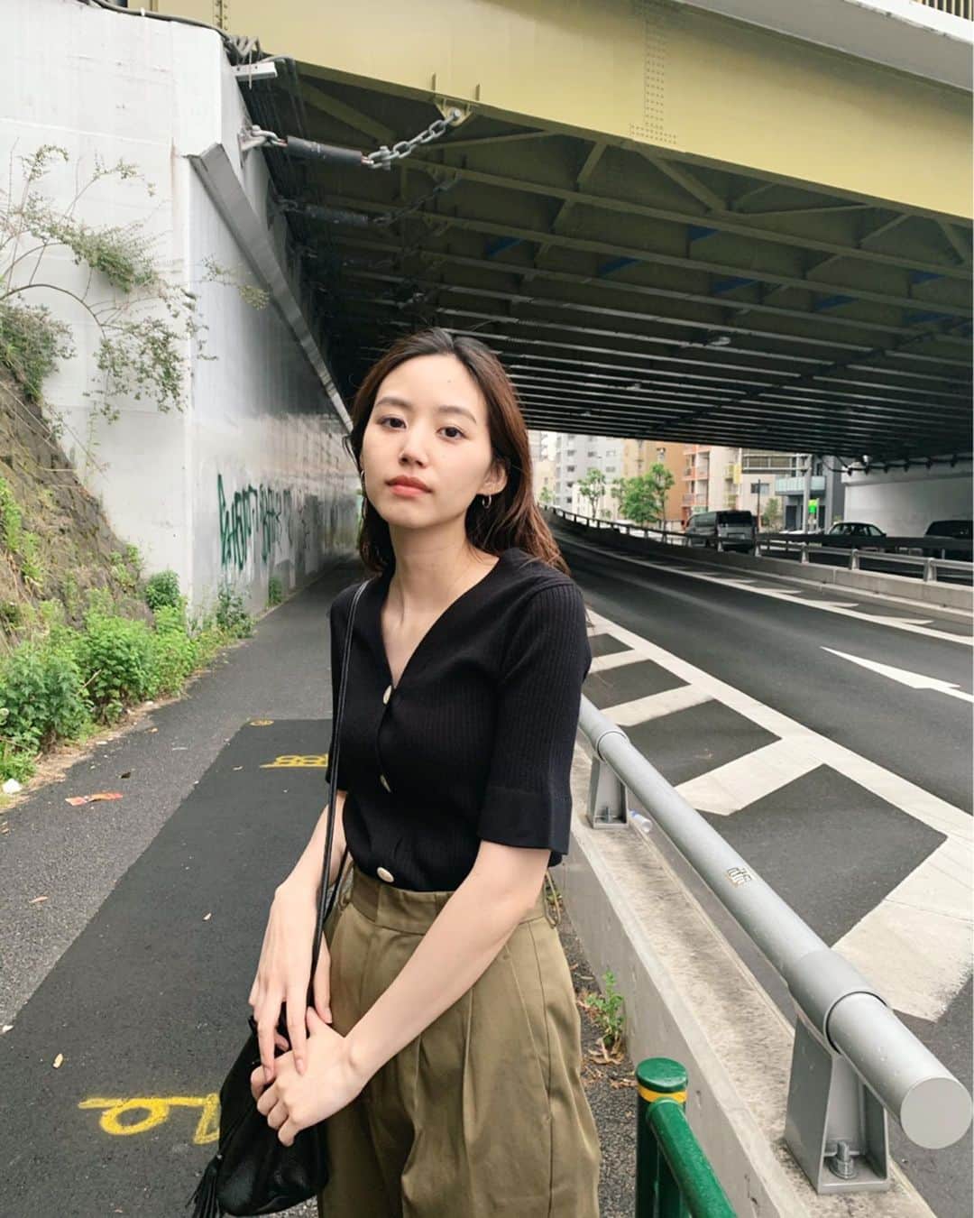 Shiho Sasakiのインスタグラム：「お袖がフレアになってて可愛いKNIT TOPS🌹 いよいよ夏らしい気温になってきたなぁ🍦 女性らしいトップスはカジュアルなボトムだったりスニーカーで合わせるのがmyルール☝️ #MOUSSY#MOUSSYSNAP」