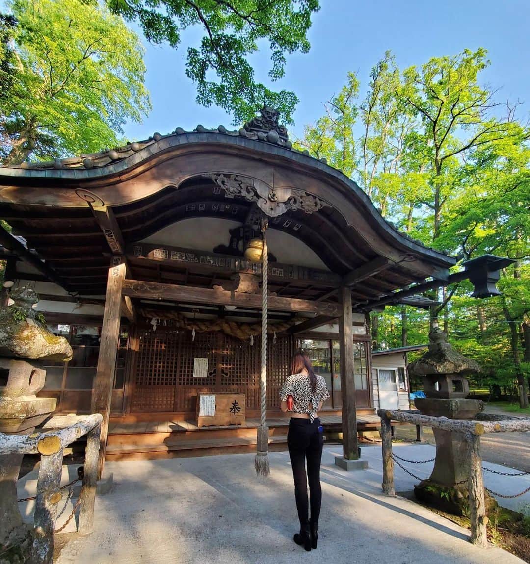 のインスタグラム：「軽井沢にある諏訪神社に行ってきました。天気も良く、空気も美味しい。都会も良いけど、やっぱり自然は落ち着く&リラックスできる〜🌳️✨ 緑豊かな美しい場所でした！☺️ ・ ・ #神社巡り #軽井沢 #諏訪神社 #自然が好き #空気が美味しい #パワースポット #モデル #健康志向 #小笠原エリイ #軽井沢観光 #変化を楽しむ #フリーランス #免疫力を高める #夢が叶った #観光 #神社好き #日本の景色 #神社参拝 #パワーチャージ #karuizawa #japan #model #modellife #asianmodel #karuizawajapan #nagano #happy #nature #beautiful #modellifestyle」