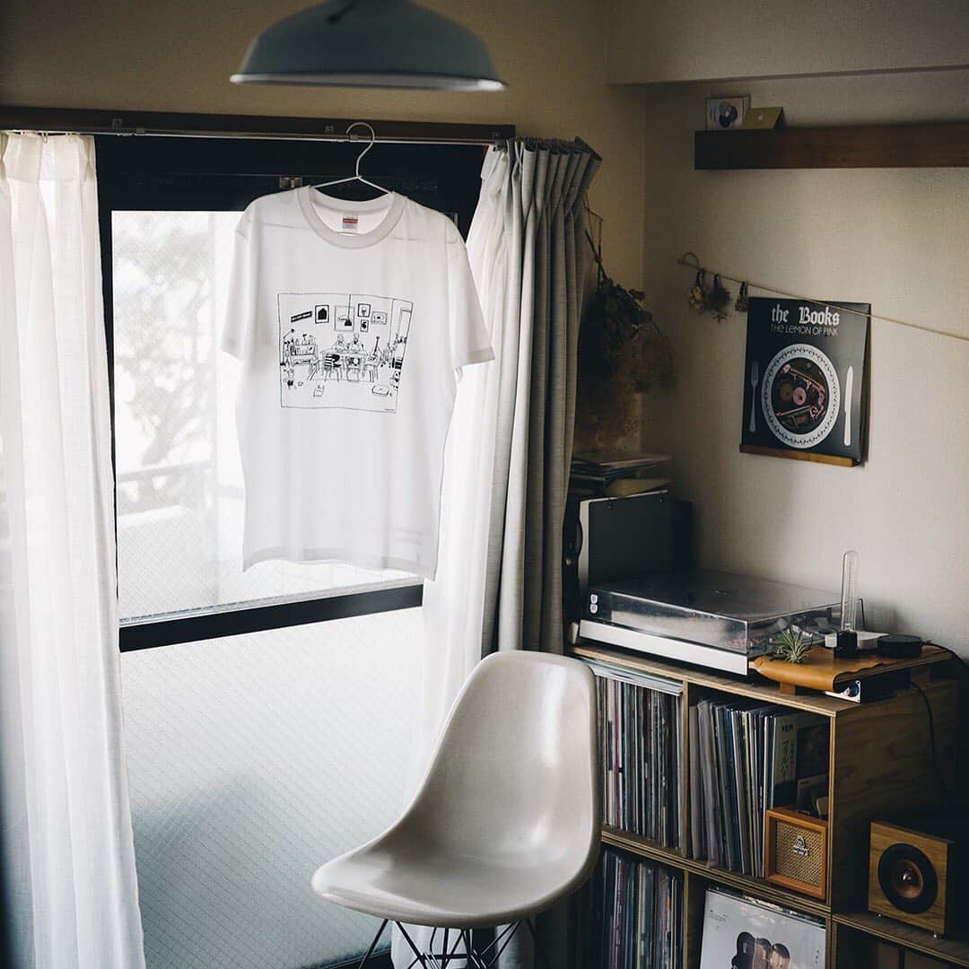 TABROOMのインスタグラム：「【キャンペーンは終了しております】  「#家具と暮らしとタブルーム」SNS投稿キャンペーン開催！﻿ ﻿ ずっと使っているテーブルや、最近仲間入りしたスツール。家族との心地良いときを過ごすリビングや、自分だけの書斎。﻿ 皆さんのそんなお気に入りの家具・家具のある部屋の写真を、大募集いたします。﻿ ﻿ 投稿いただいた中から抽選で15名さまに、人気グラフィックアーティスト ニシクボサユリさん（@sayurinishikubo）描き下ろしのタブルームTシャツをプレゼントいたします。﻿ 皆様のご参加、お待ちしております。﻿ ﻿ ﻿ 【キャンペーン参加方法】﻿ STEP1：TABROOM公式アカウント﻿ @tabroom_magをフォローする。﻿ ﻿ STEP2：お気に入りの家具またはあなたのお部屋の写真を撮影し、下記内容を本文に入れて投稿する。﻿ 「 #家具と暮らしとタブルーム 」﻿ 「 @tabroom_mag 」﻿ ﻿ STEP3：当選された方にはDMでご連絡いたします。﻿ ﻿ ﻿ 【プレゼント内容】﻿ 今回のキャンペーンのために、グラフィックアーティストのニシクボサユリさんにイラストを描き下ろしてもらいました。シンプルな線とモノクロだからこそ、家具と人の温かな暮らしが伝わる、とても素敵なイラストです。﻿ ﻿ サイズはS/M/L、カラーは白と黒の2色です。﻿ 当選者の方には、お好きなサイズ・カラーを選んでいただけます。﻿ ﻿ ニシクボサユリ×タブルームTシャツ﻿ サイズ(単位：cm)：S（着丈 63 , 身幅 47 , 袖丈 18)、M(着丈 68, 身幅 52 , 袖丈 22)、L（着丈 72, 身幅 55 , 袖丈 22)﻿ カラー：白、黒﻿ オンス：6.2オンス﻿ 素材：綿100%(コーマ糸)﻿ ﻿ ﻿ 【注意事項】﻿ ・アカウントを非公開に設定されている場合は選考対象外となります。﻿ ・抽選時点(7月末頃を予定)で、キャンペーンに応募したSNSでタブルームの公式アカウントのフォローを解除している、または当該投稿を削除されている場合、選考対象外となります。﻿ ・当選された方にはDMをお送りいたしますが、ご連絡が7日以内にない場合は当選を無効とさせていただきますのでご注意ください。﻿ ・賞品の発送は日本国内に限ります。﻿ ・ご提供いただいた写真は、当サイトTABROOM(タブルーム)で掲載させていただく場合がございます。なお、ご投稿いただく写真に第三者の権利が含まれる場合、ご投稿者ご自身の責任を以て必要な権利処理をしていただいたうえご投稿ください。﻿ ・お一人様何回でもご応募いただけますが、当選の権利はお一人様１回までとさせていただきます。﻿ ・当選の権利を、換金・他の方へ譲渡することはできません。﻿ ・本キャンペーンの選定基準や選考結果に関するお問い合わせは受け付けておりませんので、あらかじめご了承ください。﻿ ﻿ #TABROOM #タブルーム #tabroom #ニシクボサユリ #インテリア #家具 #キャンペーン #イラストレーター」