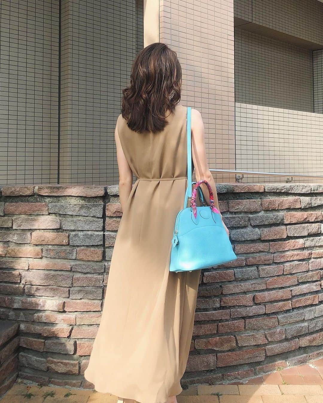 冨張愛さんのインスタグラム写真 - (冨張愛Instagram)「beige × light blue...☺︎ ノースリーブワンピース👗の季節になってきました💕 2ヶ月ぶりにヘアサロンに行けて、髪色が最高。光に当たると透明感が出る、シアーグレージュというカラー✨ すごく丁寧に染めて下さるZACCの @kaname__yuuki さん、色持ちも最高で...いつも感謝です。 * onepiece ... #utilism @utilism_official  shoes ... #pippichic @pippichic_official  #instagood #coordinate #ootd #outfit #fashion #instafashion #meg_ootd #bolide31 #hermes #코디네이트 #패션 #카메라 #コーディネート #コーデ #ファッション #今日のコーデ #今日の服 #157cmコーデ #ベージュワンピース #ワンピース」6月9日 19時27分 - megumitomihari