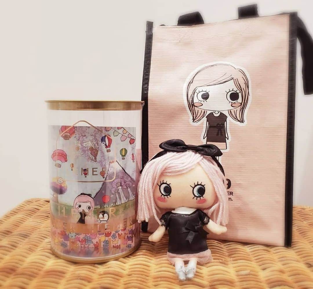 ILEMERさんのインスタグラム写真 - (ILEMERInstagram)「. 販売中！🌷限定ハッピードール🌷  オンラインショップ、 ILEMERアタオランド店と同時に 関東の2店舗でも 同時販売スタートしております！  とっても愛くるしいハッピードール ぜひ、ゲットしてくださいね☺️. . . ------------------------------------- 【限定ドール販売】 ●ILEMERアタオランド店(神戸国際会館) ●IANNE新宿店（小田急百貨店） ●IANNE横浜店（横浜ジョイナス） ※無くなり次第、終了となります。 ------------------------------------- . . . ILEMERアタオランド店は明日6月10日は休館日となります。 お問い合わせ、ご来店の際はお気をつけくださいませ。 . ★お電話での在庫に関するお問い合わせは﻿ご遠慮ください。﻿ ★在庫状況が気になる方、体調が不安な方は﻿オンラインショップをご利用ください。﻿ ★お電話でのお取り置き、ご予約等は﻿全てお断りしております。﻿ ★店頭での通常のハッピードールの販売は﻿ございません。﻿ ★下記の注意書きをご確認ください。﻿. . . ﻿---------------------------------------------------------- 【商品詳細】﻿ HAPPYDOLL﻿〜2020年 イルメール島誕生祭限定ver.〜﻿ （￥6000＋税）﻿ ★お1人様1個までとさせて頂きます。﻿ ※オンラインショップはお１人様2個まで。 一度注文すると再注文できかねます。 個数変更、決済変更等もできかねますので ご注意くださいませ。. . ★ドール本体＋着せ替えデラックス衣装 (ワンピース＋カチュウシャ)＋専用袋のセット商品です。﻿ . .★ドールは手作りのため個体差がございます。﻿ . . https://www.ilemer.jp/magazine/ilemerbirthday2020/﻿ ﻿. ﻿---------------------------------------------------------- . . . #イルメール #ilemer #ハッピードール #限定ハッピードール #ピンクドール #ピンクヘア」6月9日 19時29分 - ilemer_official