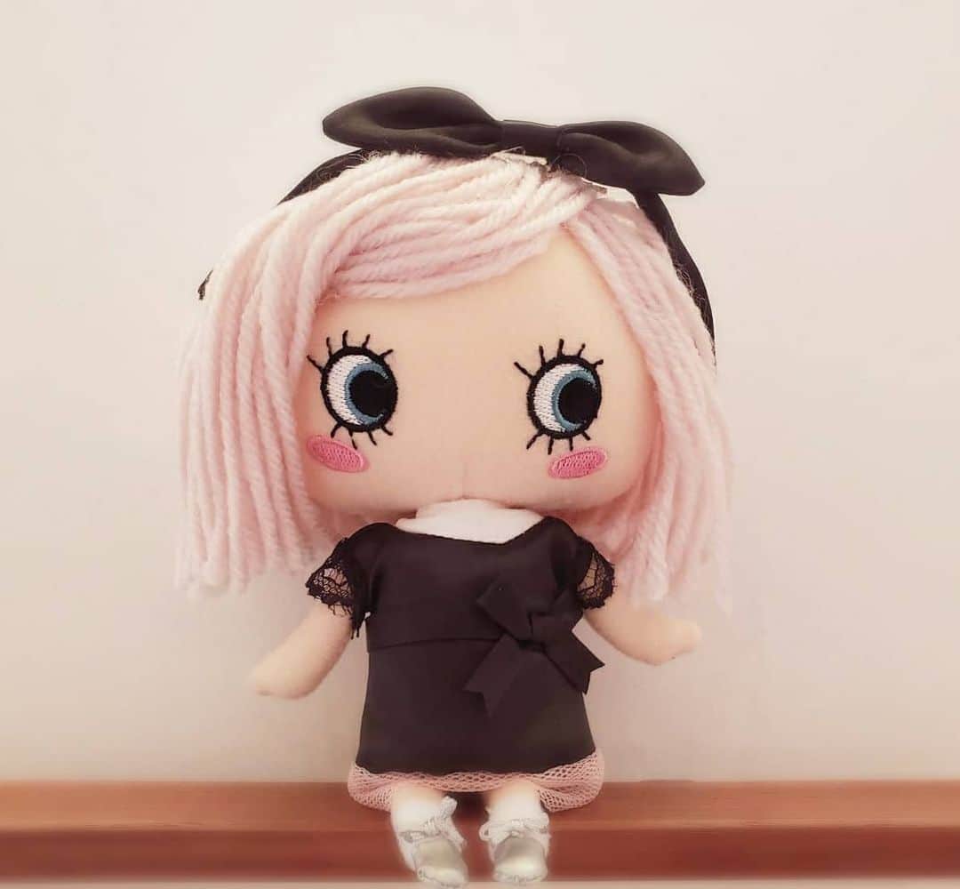 ILEMERさんのインスタグラム写真 - (ILEMERInstagram)「. 販売中！🌷限定ハッピードール🌷  オンラインショップ、 ILEMERアタオランド店と同時に 関東の2店舗でも 同時販売スタートしております！  とっても愛くるしいハッピードール ぜひ、ゲットしてくださいね☺️. . . ------------------------------------- 【限定ドール販売】 ●ILEMERアタオランド店(神戸国際会館) ●IANNE新宿店（小田急百貨店） ●IANNE横浜店（横浜ジョイナス） ※無くなり次第、終了となります。 ------------------------------------- . . . ILEMERアタオランド店は明日6月10日は休館日となります。 お問い合わせ、ご来店の際はお気をつけくださいませ。 . ★お電話での在庫に関するお問い合わせは﻿ご遠慮ください。﻿ ★在庫状況が気になる方、体調が不安な方は﻿オンラインショップをご利用ください。﻿ ★お電話でのお取り置き、ご予約等は﻿全てお断りしております。﻿ ★店頭での通常のハッピードールの販売は﻿ございません。﻿ ★下記の注意書きをご確認ください。﻿. . . ﻿---------------------------------------------------------- 【商品詳細】﻿ HAPPYDOLL﻿〜2020年 イルメール島誕生祭限定ver.〜﻿ （￥6000＋税）﻿ ★お1人様1個までとさせて頂きます。﻿ ※オンラインショップはお１人様2個まで。 一度注文すると再注文できかねます。 個数変更、決済変更等もできかねますので ご注意くださいませ。. . ★ドール本体＋着せ替えデラックス衣装 (ワンピース＋カチュウシャ)＋専用袋のセット商品です。﻿ . .★ドールは手作りのため個体差がございます。﻿ . . https://www.ilemer.jp/magazine/ilemerbirthday2020/﻿ ﻿. ﻿---------------------------------------------------------- . . . #イルメール #ilemer #ハッピードール #限定ハッピードール #ピンクドール #ピンクヘア」6月9日 19時29分 - ilemer_official
