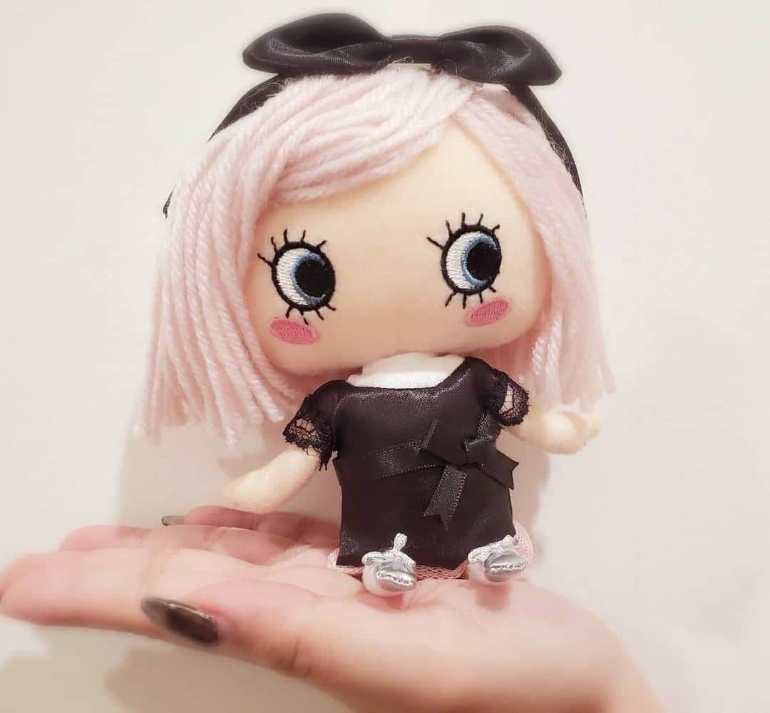 ILEMERさんのインスタグラム写真 - (ILEMERInstagram)「. 販売中！🌷限定ハッピードール🌷  オンラインショップ、 ILEMERアタオランド店と同時に 関東の2店舗でも 同時販売スタートしております！  とっても愛くるしいハッピードール ぜひ、ゲットしてくださいね☺️. . . ------------------------------------- 【限定ドール販売】 ●ILEMERアタオランド店(神戸国際会館) ●IANNE新宿店（小田急百貨店） ●IANNE横浜店（横浜ジョイナス） ※無くなり次第、終了となります。 ------------------------------------- . . . ILEMERアタオランド店は明日6月10日は休館日となります。 お問い合わせ、ご来店の際はお気をつけくださいませ。 . ★お電話での在庫に関するお問い合わせは﻿ご遠慮ください。﻿ ★在庫状況が気になる方、体調が不安な方は﻿オンラインショップをご利用ください。﻿ ★お電話でのお取り置き、ご予約等は﻿全てお断りしております。﻿ ★店頭での通常のハッピードールの販売は﻿ございません。﻿ ★下記の注意書きをご確認ください。﻿. . . ﻿---------------------------------------------------------- 【商品詳細】﻿ HAPPYDOLL﻿〜2020年 イルメール島誕生祭限定ver.〜﻿ （￥6000＋税）﻿ ★お1人様1個までとさせて頂きます。﻿ ※オンラインショップはお１人様2個まで。 一度注文すると再注文できかねます。 個数変更、決済変更等もできかねますので ご注意くださいませ。. . ★ドール本体＋着せ替えデラックス衣装 (ワンピース＋カチュウシャ)＋専用袋のセット商品です。﻿ . .★ドールは手作りのため個体差がございます。﻿ . . https://www.ilemer.jp/magazine/ilemerbirthday2020/﻿ ﻿. ﻿---------------------------------------------------------- . . . #イルメール #ilemer #ハッピードール #限定ハッピードール #ピンクドール #ピンクヘア」6月9日 19時29分 - ilemer_official