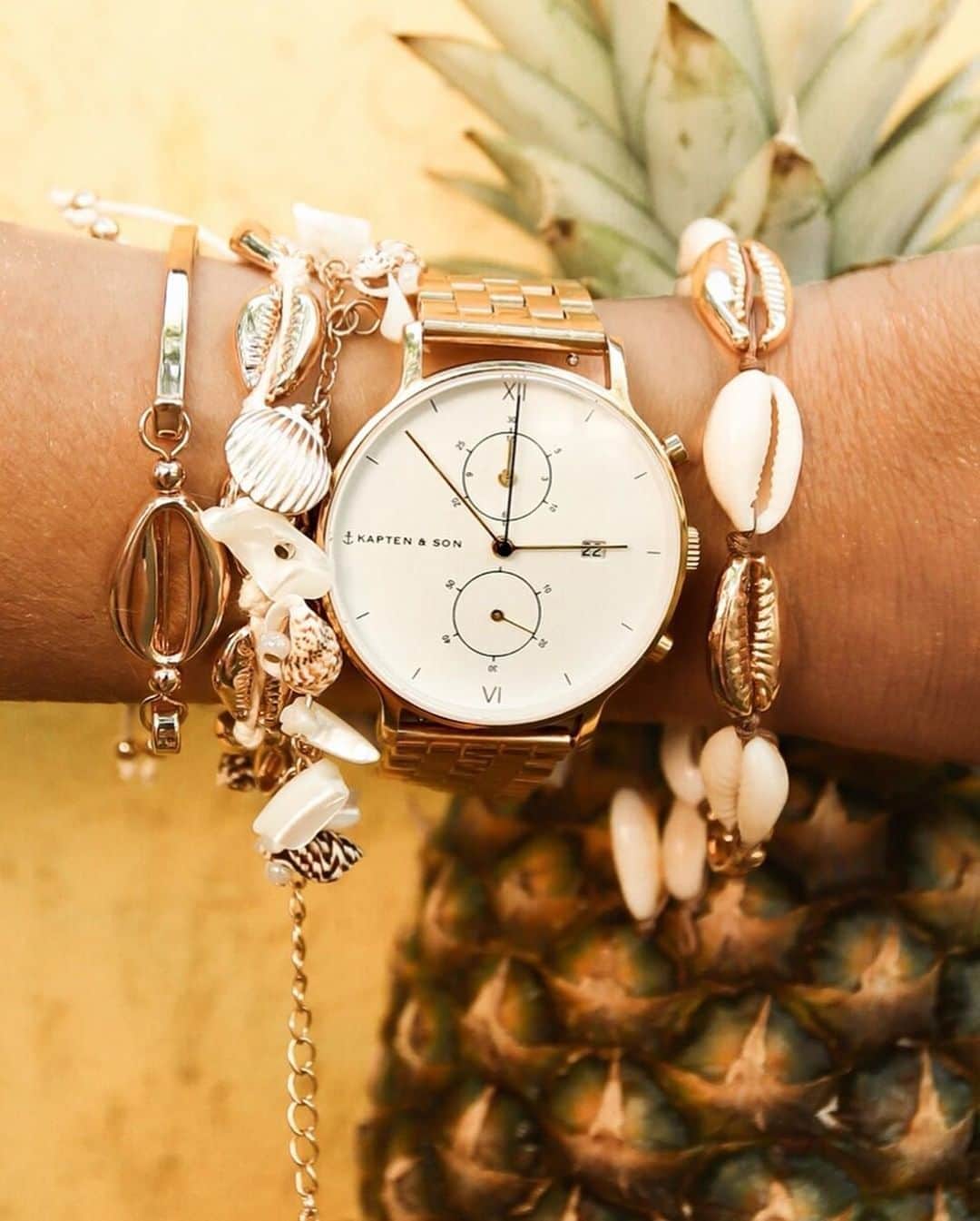 Kapten & Sonさんのインスタグラム写真 - (Kapten & SonInstagram)「'Time for tropical vibes.' 🍍 Summer is around the corner and we're ready for warm temperatures and tan lines. ✨ You too, Kaptens? The watch is our Chrono Gold "Steel". @foxytrash #bekapten #kaptenandson」6月9日 19時30分 - kaptenandson