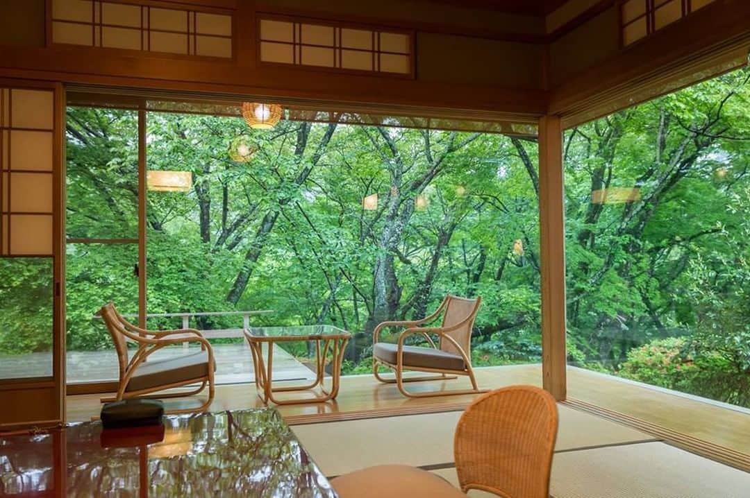 Relux | リラックスさんのインスタグラム写真 - (Relux | リラックスInstagram)「【宿と庭がひとつになる、日本の美しさを感じる】 . 📍御宿 竹林亭 / 佐賀県  庭や建物、四季、自然、周辺の環境が一体となった空間。 宿の庭は、15万坪もの敷地からなる庭園。そして客室は、庭園と調和した静寂な和の空間。 開湯から約1300年の歴史を刻む武雄温泉の湯は、美人の湯ともいわれるなめらかな湯。  自然のささやきに耳を傾けながら湯に浸かり、心ゆくまで羽をのばしてお寛ぎください。 . @chikurintei . #御宿竹林亭 #佐賀県 #御船山楽園 #佐賀旅行 #九州旅行 #佐賀観光 #九州観光 #武雄温泉 #露天風呂付き客室 #旅行気分  #国内旅行 #週末旅 #週末旅行 #大人の休日 #記念日旅行 #誕生日旅行 #温泉旅行 #旅館 #温泉旅館 #ホテル #ラグジュアリーホテル #リゾート #リゾートホテル #旅スタグラム #旅行好きな人と繋がりたい #unknownjapan #japantravelphoto」6月9日 19時30分 - relux_jp