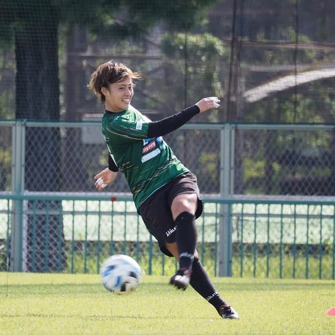 東京ヴェルディさんのインスタグラム写真 - (東京ヴェルディInstagram)「今週も元気に始まりました🏃‍♀️﻿ 夏の様な天気が続いていますが、1人1本マイボトルで水分補給もしっかりと行っています！﻿ ﻿ ﻿ #長谷川唯﻿ #伊藤彩羅﻿ #遠藤純﻿ #土光真代﻿ #西村清花﻿ #山下杏也加﻿ #原衣吹﻿ #松田紫野﻿ #菅野奏音﻿ #宮澤ひなた﻿ #beleza﻿ #ベレーザ #日テレベレーザ #日テレ東京ヴェルディベレーザ #東京 #tokyo」6月9日 19時31分 - tokyo_verdy