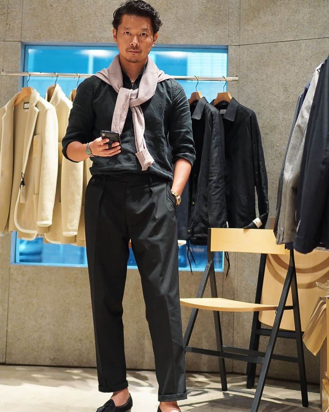 高田朋佳のインスタグラム：「Relax style... ———————————————————————— #popupstore #東京 #reservationsonly  #takadachannel #youtuber #onlyone #newcolonialstyle #jetset #singapore #luxuryresort #colonyclothing #singaporelife #singaporestyle  #lifestyle #fashion #mensfashions #dapper #igfashion #sprezzatura」