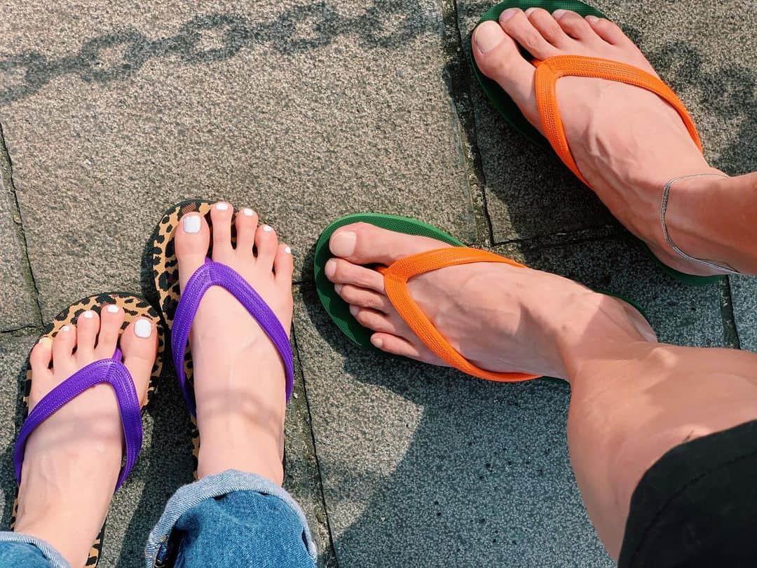 高松チェルシーリナのインスタグラム：「. 旦那っぴとカスタムビーサン作りました👣✨🌴 カラーバリエーション豊富なので自分の好みのビーサンが作れてめちゃ嬉しい🥰🥰❤️ @goodisgood_shonan  #ビーサン#カスタムビーサン#サンダル#レオパードビーサン#ママコーデ#新米ママ#生後2ヶ月#子育て服」