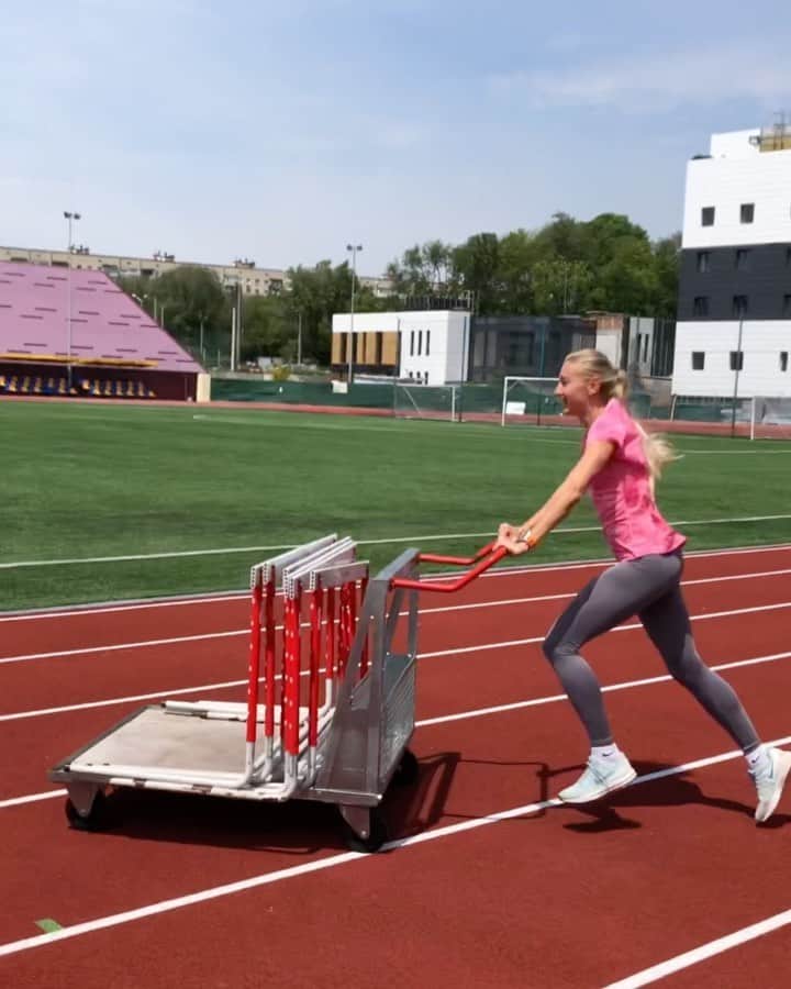 のインスタグラム：「Команда легкої атлетики @1kateryna_klymiuk1  @lyakhova.olga.800  @ali_logvinenko  @viktoriya_400h  приймає естафету Олімпійського дня 2020 від Команди фехтування @lenakryvytska і передає команді веслування на байдарках і каное @dima_danylenko @liudmilaluzan  #olympicday #естафета #олімпійськіцінності #дружба #повага #досконалість #nationalteam #teamukraine #trackandfield #athletics」