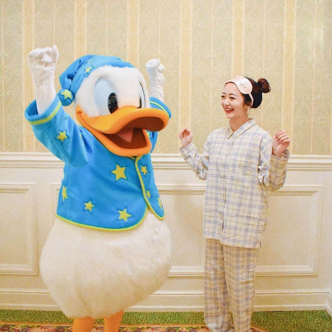 中島絢乃さんのインスタグラム写真 - (中島絢乃Instagram)「🐤⛴❤️﻿ ﻿ ﻿ 今日は#ドナルド の誕生日🐤❤️﻿ ﻿ ﻿ ﻿ …ということで、﻿ #香港ディズニーランドホテル での﻿ #パジャマドナルド との思い出ショットを﻿ 掘り出してみたよ🤤💕﻿ ﻿ ﻿ ほんと元気すぎて毎回笑う😂✨﻿ 一回目はダッフィーを投げられかけた🤣🧸笑﻿ ﻿ ﻿ ﻿ ﻿ またこうやって﻿ 会える日が楽しみだね✈️💫😍💕﻿ ﻿ ﻿ —-✄———-✄———-✄—-﻿ #disneysisters_jp#中島絢乃的香港🇭🇰✈️」6月9日 19時36分 - nakajima_ayano