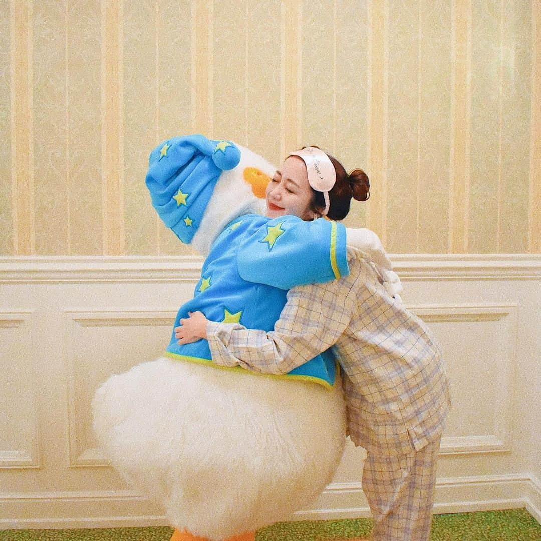 中島絢乃さんのインスタグラム写真 - (中島絢乃Instagram)「🐤⛴❤️﻿ ﻿ ﻿ 今日は#ドナルド の誕生日🐤❤️﻿ ﻿ ﻿ ﻿ …ということで、﻿ #香港ディズニーランドホテル での﻿ #パジャマドナルド との思い出ショットを﻿ 掘り出してみたよ🤤💕﻿ ﻿ ﻿ ほんと元気すぎて毎回笑う😂✨﻿ 一回目はダッフィーを投げられかけた🤣🧸笑﻿ ﻿ ﻿ ﻿ ﻿ またこうやって﻿ 会える日が楽しみだね✈️💫😍💕﻿ ﻿ ﻿ —-✄———-✄———-✄—-﻿ #disneysisters_jp#中島絢乃的香港🇭🇰✈️」6月9日 19時36分 - nakajima_ayano