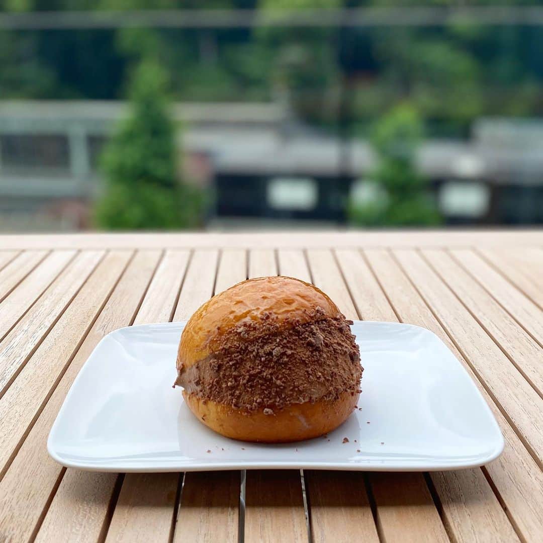 市川歩美のインスタグラム：「今日原宿にオープンした「イータリー原宿」の限定スイーツ「マリトッツォ」が可愛くて美味しいです❤️ チョコレートの生クリームがたっぷりと入ったオレンジ風味の自家製パン🥰 明治神宮や原宿駅が見えるテラスで味わえます。 他にもティラミス風味、イチゴとミントを添えたもの、プレーンも。 手とか口にクリームをつけちゃったりしながら超カジュアルに楽しみたい感じ🥰 IKEAの入ったビルの3階。原宿駅の目の前です！ #ilovechocolate  #chocolat #chocolatelovers  #chocolate #チョコレート #チョコレート大好き #チョコレート好き #ショコラ #チョコレート好きと繋がりたい #チョコレートケーキ #カカオ #マリトッツォ#イータリー #イータリー原宿#原宿スイーツ #原宿カフェ #チョコ #eataly #生クリームたっぷり #原宿駅　#ウィズ原宿」