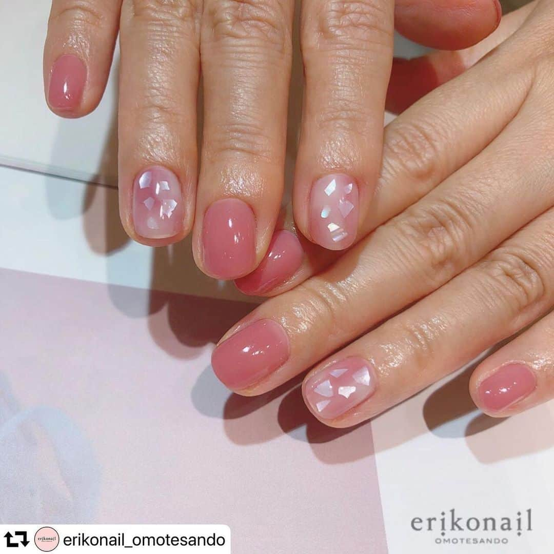 黒崎えり子さんのインスタグラム写真 - (黒崎えり子Instagram)「#repost @erikonail_omotesando ・・・ お客様nail✨  OMOTESANDO  永井  #erikonail #エリコネイル #エリコネイル表参道 #erikonail永井優美 #ジェルネイル #シェルネイル #ワンカラー #nail#nails#nailart #naildesign#gelnail#gel #morecouture #モアジェル#ネイルスクール #シンプルネイル #夏ネイル #네일#젤네일#美甲師#美甲 #ネイルケア #黒崎えり子 #ブライダルネイル #jna認定ネイルサロン #表参道ネイルサロン #黒崎えり子ネイルビューティカレッジ」6月9日 19時41分 - erikonail