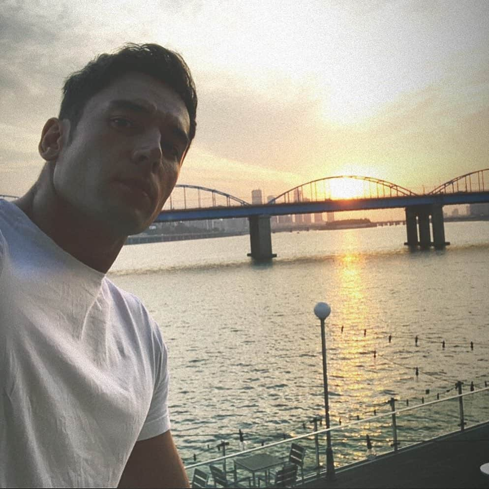 ジュリアン・カンさんのインスタグラム写真 - (ジュリアン・カンInstagram)「Sunset on Han River #selfie」6月9日 19時41分 - julienkang