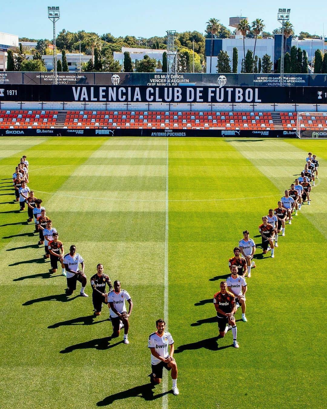 バレンシアCFさんのインスタグラム写真 - (バレンシアCFInstagram)「El Valencia CF, contra cualquier tipo de racismo, desigualdad y discriminación . ✋🏻✋🏽✋🏾✋🏿 𝗕𝗹𝗮𝗰𝗸 𝗟𝗶𝘃𝗲𝘀 𝗠𝗮𝘁𝘁𝗲𝗿 ✋🏻✋🏽✋🏾✋🏿 . #AMUNTWorld 🌍 BLM」6月9日 19時51分 - valenciacf