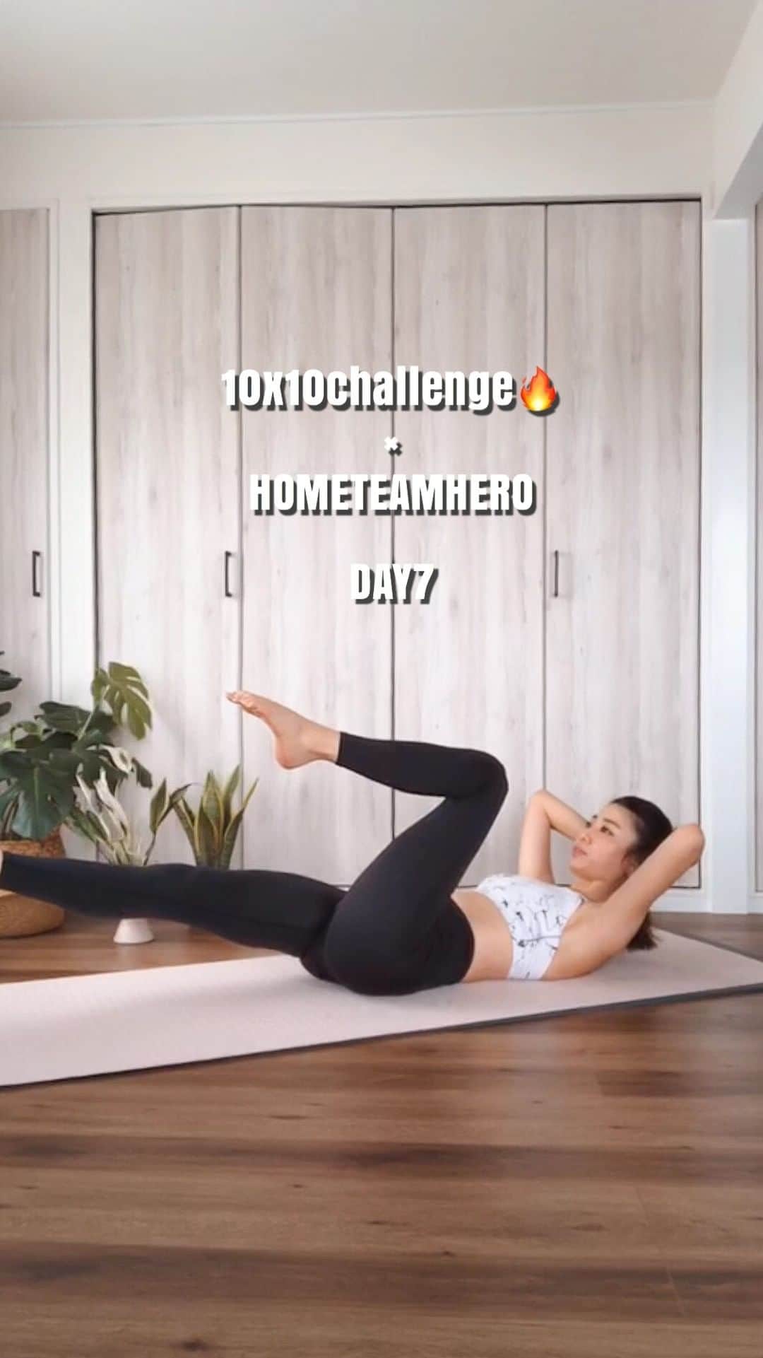 岩崎志保のインスタグラム：「. DAY7ではピラティスメソッドで深層筋にスイッチを入れよう🔥 インナーユニットは内臓を支えていたり呼吸や姿勢に大きく関わる大事な筋肉たち！ 普段の生活では表面の筋肉（よくシックスパックと言われる腹直筋など）が優位に働き、奥の筋肉がなかなか働いていないことが多いです。 そしてアウターマッスルと違って目視や手で触って確認出来ない筋肉なので頭をすごく使います。 骨盤と背骨のポジションが大事になって来るし最初はすごく難しいけどやって後悔は絶対ないとあえて言い切る！ ピラティスに興味がある人は是非何回も繰り返しやってみて🌈 _ #10x10challenge🔥 #HOMETEAMHERO #pilates #ピラティス #インナーマッスル #体幹トレーニング #身体が喜ぶカラダ作り」