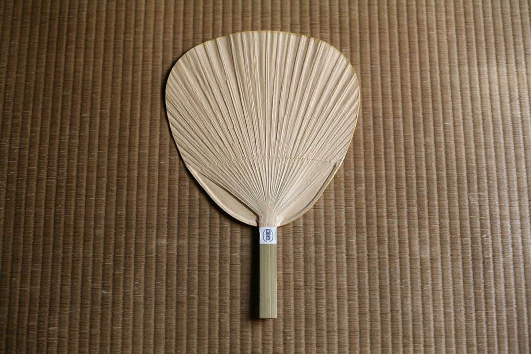 職人.comさんのインスタグラム写真 - (職人.comInstagram)「【価格改定のご連絡】栗川商店の渋うちわ・大丸ですが、生産が困難なため当分の間入荷がなくなりました。再入荷後は価格が倍になる予定です。数少ない職人しか作ることのできない逸品の大丸をぜひご検討くださいませ。残り3点です。 https://www.shokunin.com/jp/kurikawa/ @shokunincom  #職人ドットコム #日本 #京都 #京都市 #京都旅行 #京都巡り #京都観光 #手仕事 #暮らしの道具 #暮らしを楽しむ #モノづくり #ものづくり #工芸品 #民芸 #民藝 #民芸品 #手工芸 #豊かな食卓 #キッチングラム #手作りのある暮らし #器のある暮らし #焼き物 #日本🇯🇵 #栗川商店 #渋うちわ #栗川商店大丸 #来民うちわ #来民 #来民団扇 #渋団扇」6月9日 19時47分 - shokunincom