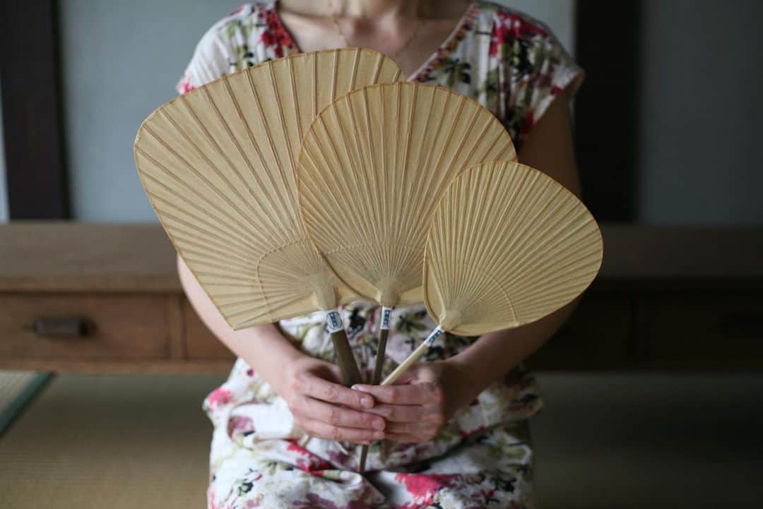 職人.comさんのインスタグラム写真 - (職人.comInstagram)「【価格改定のご連絡】栗川商店の渋うちわ・大丸ですが、生産が困難なため当分の間入荷がなくなりました。再入荷後は価格が倍になる予定です。数少ない職人しか作ることのできない逸品の大丸をぜひご検討くださいませ。残り3点です。 https://www.shokunin.com/jp/kurikawa/ @shokunincom  #職人ドットコム #日本 #京都 #京都市 #京都旅行 #京都巡り #京都観光 #手仕事 #暮らしの道具 #暮らしを楽しむ #モノづくり #ものづくり #工芸品 #民芸 #民藝 #民芸品 #手工芸 #豊かな食卓 #キッチングラム #手作りのある暮らし #器のある暮らし #焼き物 #日本🇯🇵 #栗川商店 #渋うちわ #栗川商店大丸 #来民うちわ #来民 #来民団扇 #渋団扇」6月9日 19時47分 - shokunincom
