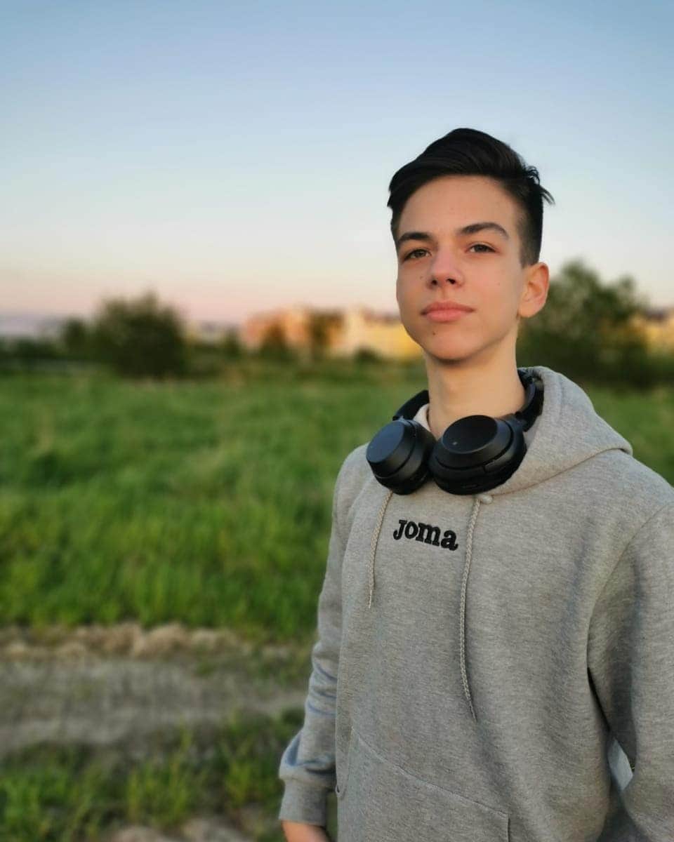 のインスタグラム：「☀️ . . . . . . . . . . . Люблю ходить в двух парах наушников」