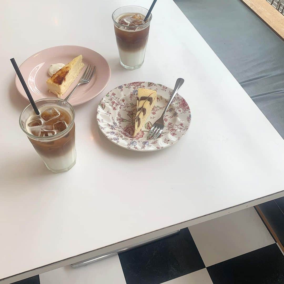 のインスタグラム：「お返事する📝♡」