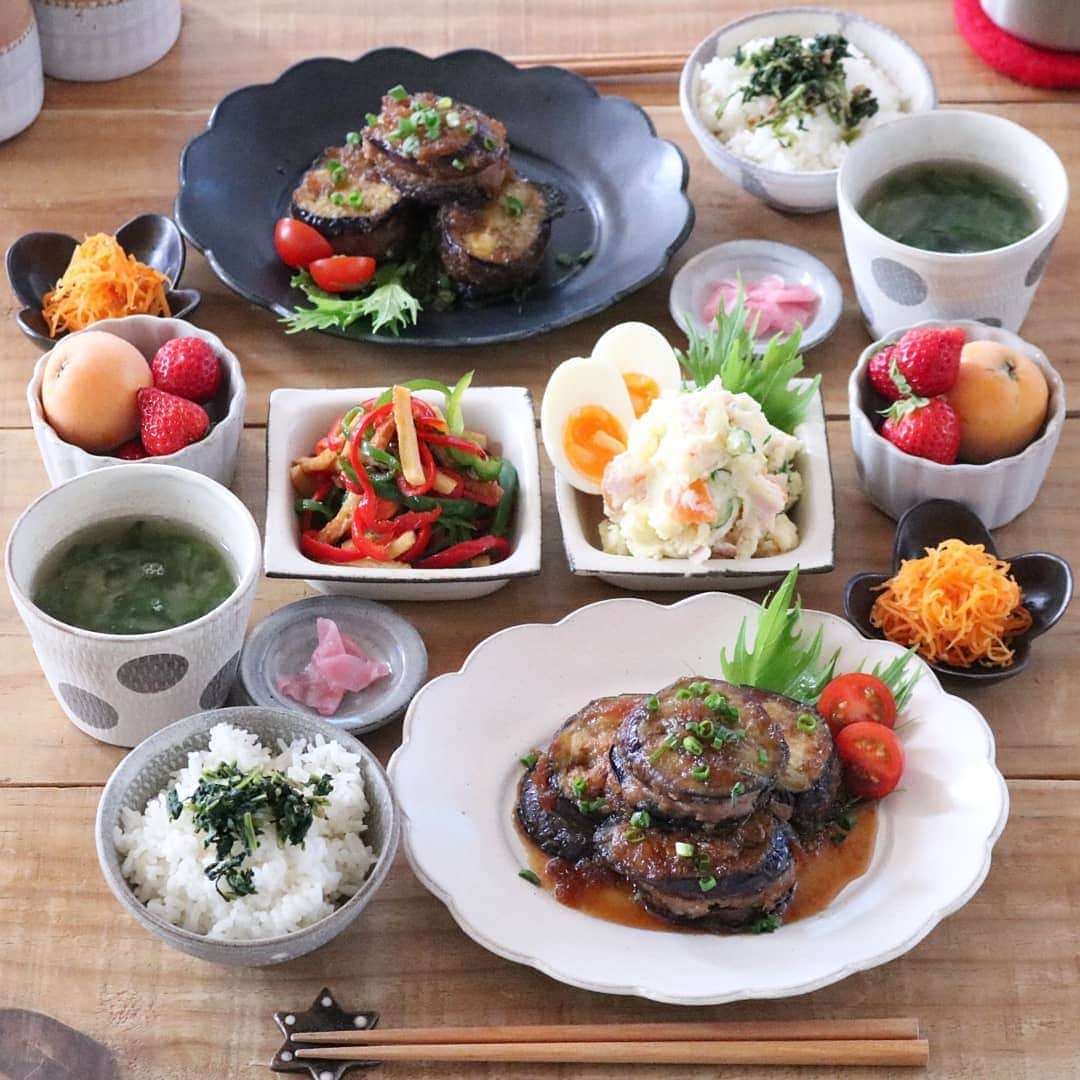 yunaのインスタグラム：「♩ #レシピあり . . 茄子のひき肉はさみおろしだれ ポテトサラダ ピーマンとちくわのバターソテー 人参のナムル 大根葉の油炒めごはん お味噌汁 フルーツ🍓 . . 🍆【茄子のひき肉はさみおろしだれ】１０個分 . . 🥕材料 茄子　中サイズ１．５本 豚ひき肉　２５０ｇ 〇塩コショウ　少々 〇片栗粉　大さじ１ 〇酒　大さじ１ 〇生姜のすりおろし　大さじ1/2 ★大根おろし(軽く水気をきる)　大さじ３ ★醤油　大さじ３ ★酒　大さじ２ ★みりん　大さじ２ ★砂糖　大さじ１ ★すりおろし生姜　小さじ１ ★すりおろしにんにく　小さじ１ ★酢　大さじ1/2 サラダ油　適量 片栗粉　適量 . . 🥕つくりかた ①茄子は１ｃｍ幅の輪切りを20枚準備して水にさらし、水気をふき取る。★をボウルに入れて混ぜておく。 . ②豚ひき肉をボウルに入れ、〇を入れてよく混ぜておく。 . ③茄子の片面に片栗粉をまんべんなく振る。片栗粉を付けた面を内側にして②の肉だねを挟む。 . ④全体に片栗粉をまぶす。 . ⑤フライパンを熱して油を入れ、④を並べる。両面焦げ目が付いたら蓋をしてお肉に火を通す。 . ⑥★をジャーっと入れて絡めたら出来上がり♪お好みでネギをちらしてください(^^)/ . . ☝コツ・ポイント . 焼いているときにあまり触ると 茄子がはがれてしまうので注意です♪ . . よかったら作ってみてください(^^)/ . . #yunaご飯#食卓#lin_stagrammer#kurashiru#delistagrammer#Japanesefood#ロカリキッチン#デリスタグラマー#クッキングラム#クッキングラムアンバサダー#タベリー#フーディーテーブル#Kissカメラ#iegohanphoto#てづくりごはん365#おうちごはん#おうちごはんlover#ママリクッキング#マカロニメイト#おうちごはん通信#おうちごはん革命#キッチングラム#おうちカフェ#夜ごはん#晩ごはん#dinner#翁明窯元#シャキッと夏ごはん#レシピ」