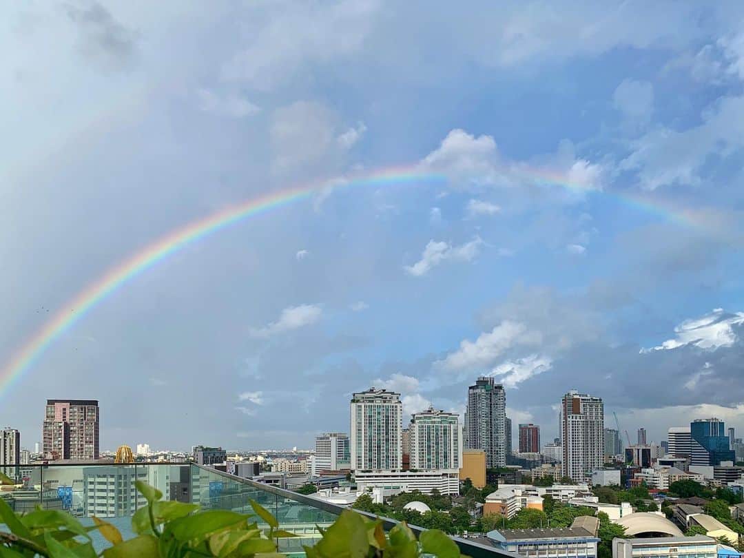 松本未夢さんのインスタグラム写真 - (松本未夢Instagram)「☁️🌈W Rainbows 🌈☁️ . . ラーメン食べてて右上チラ見したら、虹出てた😍たまげるー🤣 . こんなに大きくて、はっきり見える虹は初めてかもしれない💕✨1番下の線がピンクで可愛かった💗 . 今日は嬉しい事がたくさん起こるよぉ😍  #rainbow #sky #虹 #itsabeautifulday」6月9日 20時09分 - miiimuuu_chan
