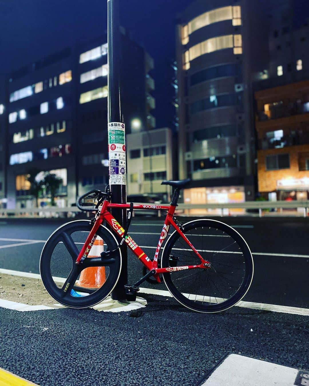 小川哲史のインスタグラム：「赤鮫来た🖤  @cinelli_official #cinellishark  #fixedbike」