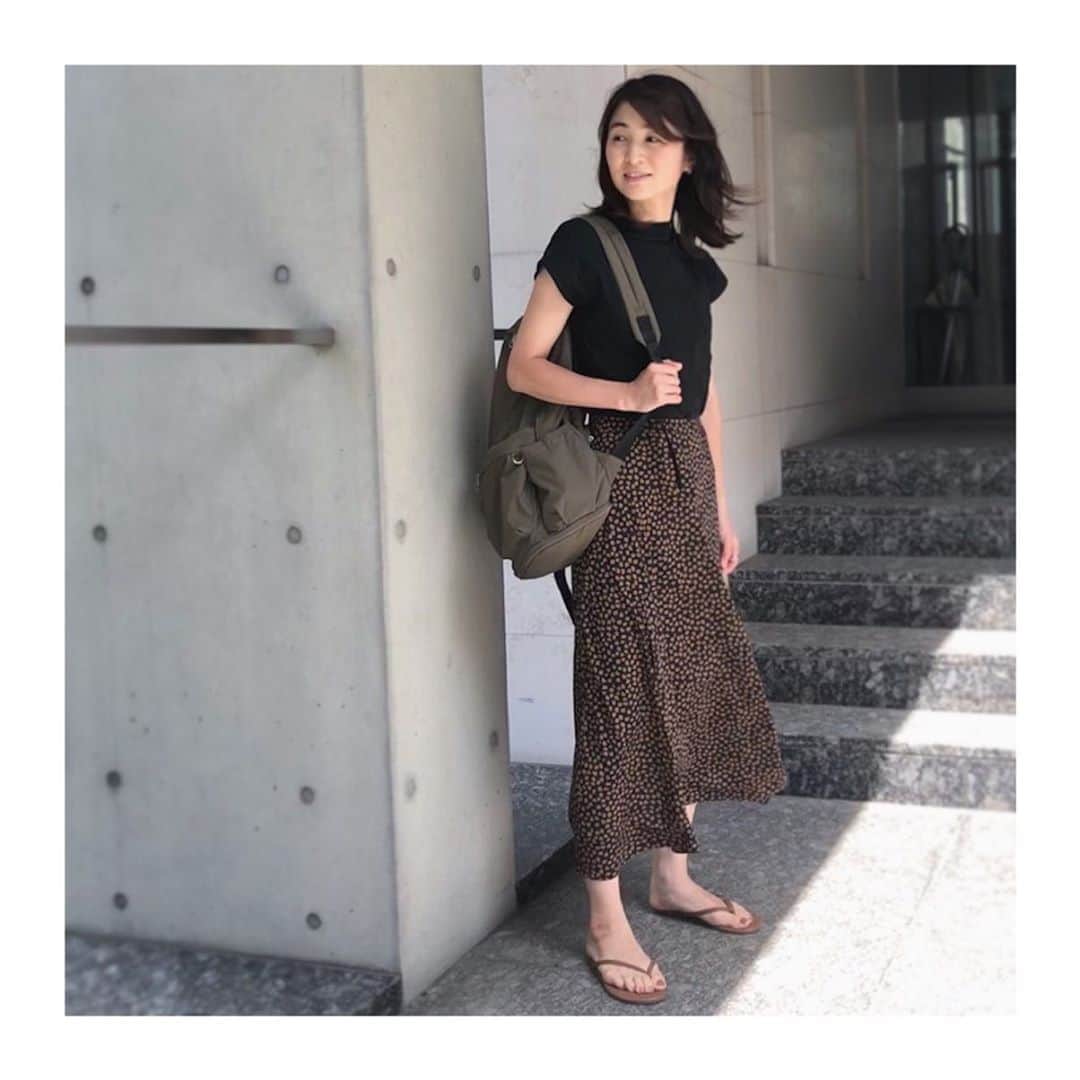 上村若菜のインスタグラム：「ひさびさの打合せ。 もちろん😷 . 展示会でオーダーしていたLITRALのスカートが涼しくてウエストゴムですぽっと履けて快適✨ . #wakameswardrobe #髪がのびまくり #まだまだ半分自粛期間中　#おかげさまでLEEマルシェでリュックが好評なようで #ありがとうございます🙇‍♂️💕 . トップス…#phlannel 数年前の スカート…#LITRAL リュック…#greish サンダル…#tkees」