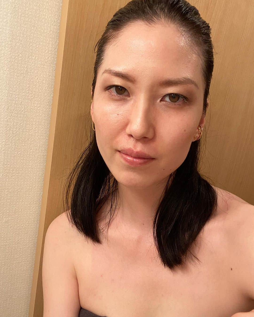 レンナ（RENNA）のインスタグラム：「新しくかったシャドウで 次の撮影に向けて セルフメイクの練習🌹 もっと上手になりたいなぁ〜 久しぶりに渋谷出たら たくさん買っちゃった🥺 . . #makeup #beauty #maccosmetics」