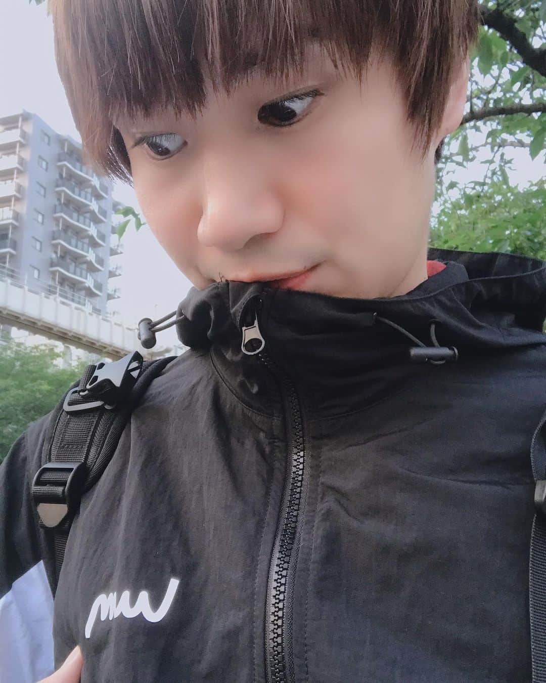 おにさん（ポケットウィズ）のインスタグラム：「事務所から届いた。。これが噂のうーむパーカー よく着てます🙋‍♂️ あと髪切りました  #ソフトテニス #uuum #ファッション」