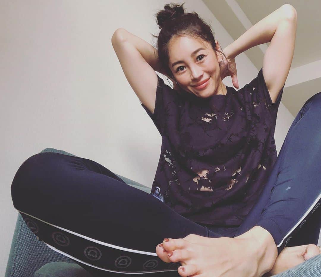 大桑マイミのインスタグラム：「家着=トレーニングウェアな日々からぬけだせず。お家トレーニングでも中々楽しく追い込めるようになってきた今日この頃。　@desigual  の　ウェアが着やすく動きやすい👆🏻フィット感が程よく動くの邪魔をしない。 ずっと着ちゃうほどの心地よさ。 やる気UPに繋がってます。  ちょっと色々重くなった私。 食事でも調整はじめてみました。 燃焼野菜スープ生活も　わずか2日で断念。誘惑に負けたので あっさりしがちな野菜スープに🎃今回は南瓜いれ甘みとホクホク感をプラスしてみました。お腹も満たされ満足感UP。 身体もポカポカ。燃えてる感じ。 ＊・ ＊ ・メラメラ　＊・＊ しばらく　頑張ってみようとおもいます。 #desigual  #stayhometraining」