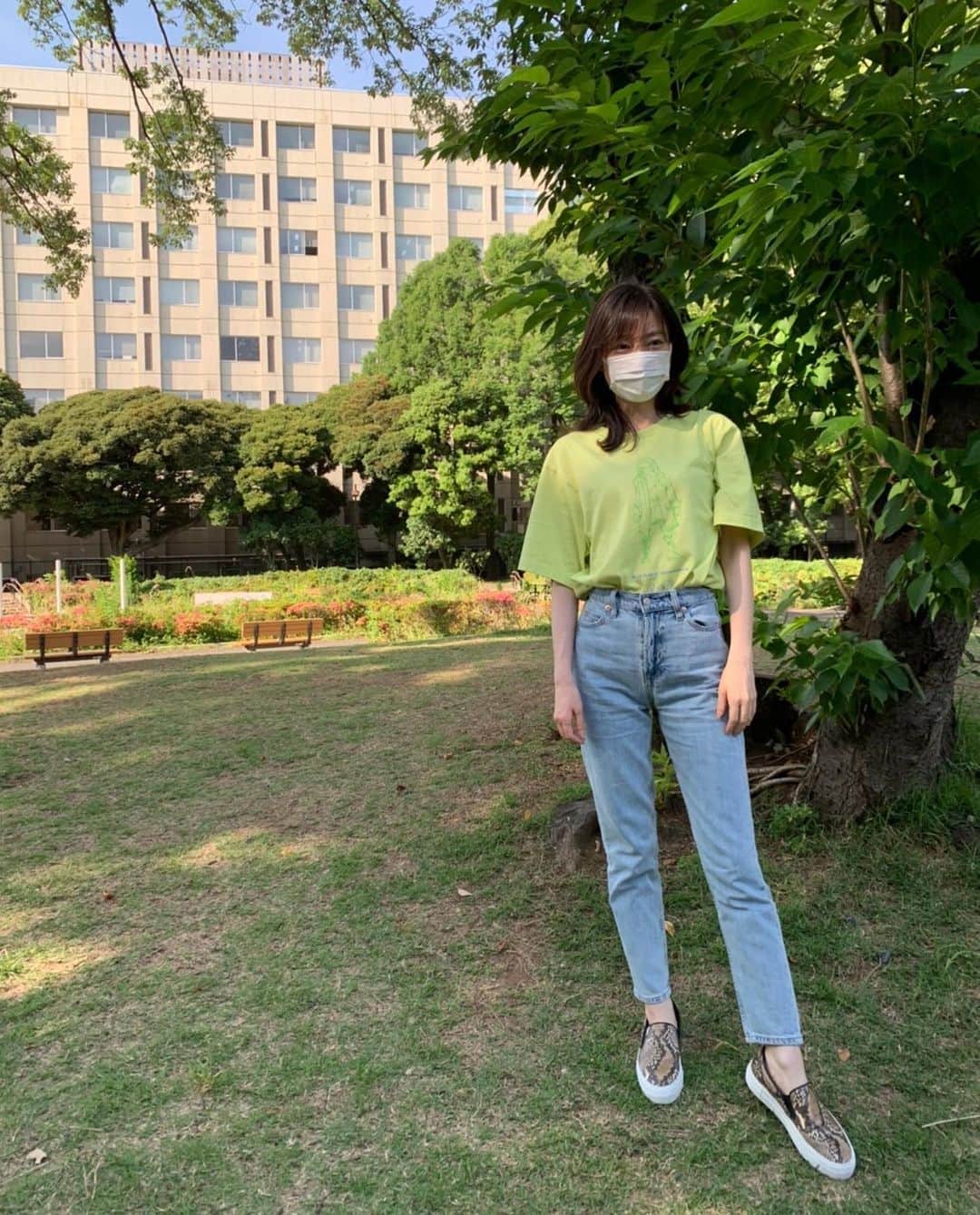 小橋めぐみのインスタグラム：「久しぶりにデニムを新調。 GAPのハイライズマムジーンズ。 夏はちょっと薄い色を履きたくなる。 #GAP」
