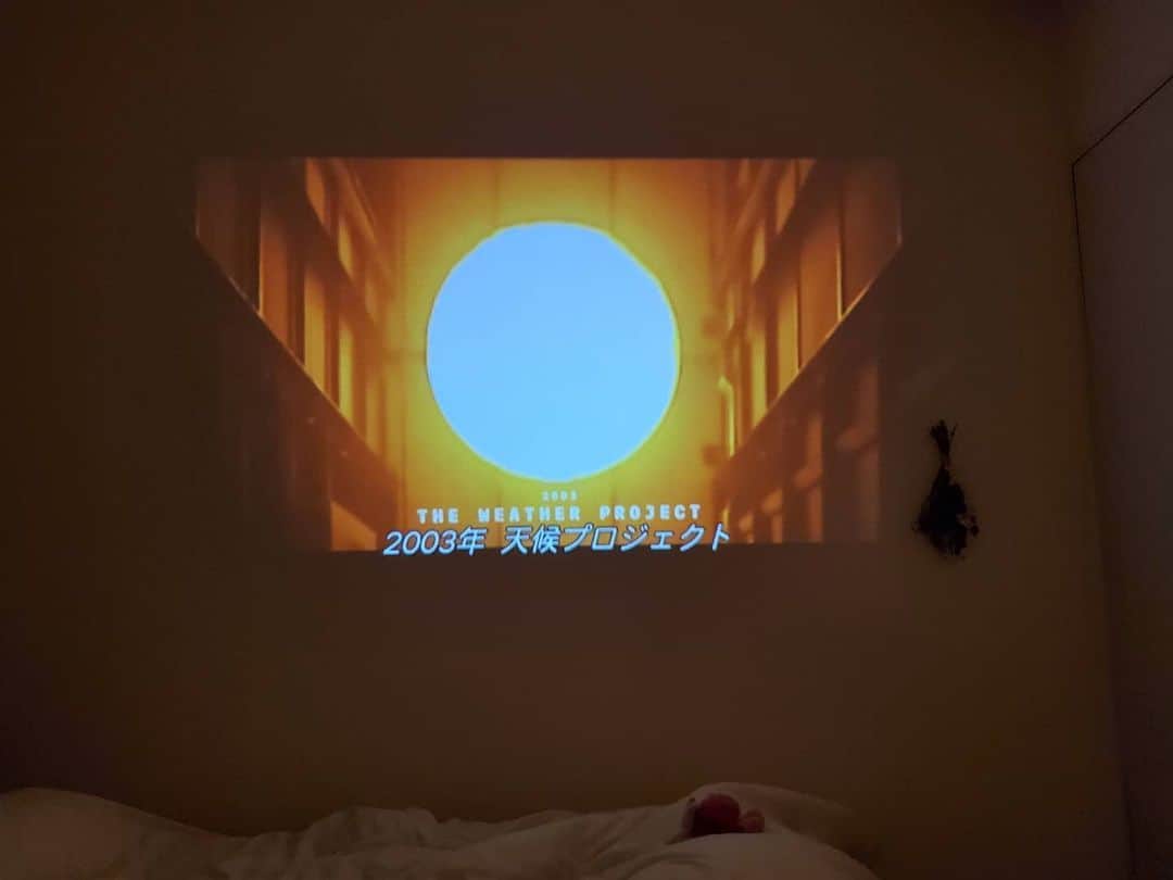 保坂玲奈さんのインスタグラム写真 - (保坂玲奈Instagram)「____#Netflix#olafureliasson . . ネフリで唯一観るのが #アートオブデザイン . オラファーエリアソンの 感覚に訴え体験できるアート、 地球温暖化を訴えるアイスウォッチも大好き。 . 東京現代美術館でのオラファーエリアソン展も 再開されたみたいでいまから すごく楽しみだ💞 . . . #ネフリ#ネットフリックス#artofdesign#オラファーエリアソン#オラファーエリアソン展#art#美術館巡り#おうち時間#一人暮らしインテリア#ホームシアター#ルームシアター#SDGs#サステナブル#サステナビリティ #地球温暖化」6月9日 20時20分 - __renao_0707