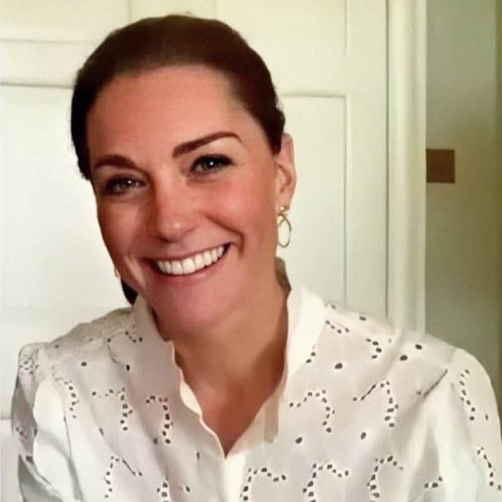 エムアイエイチジーンズのインスタグラム：「HRH the Duchess of Cambridge @kensingtonroyal glowing in our @mihjeans Mabel shirt ✨  #Britishheritage #Sustainablefashion」