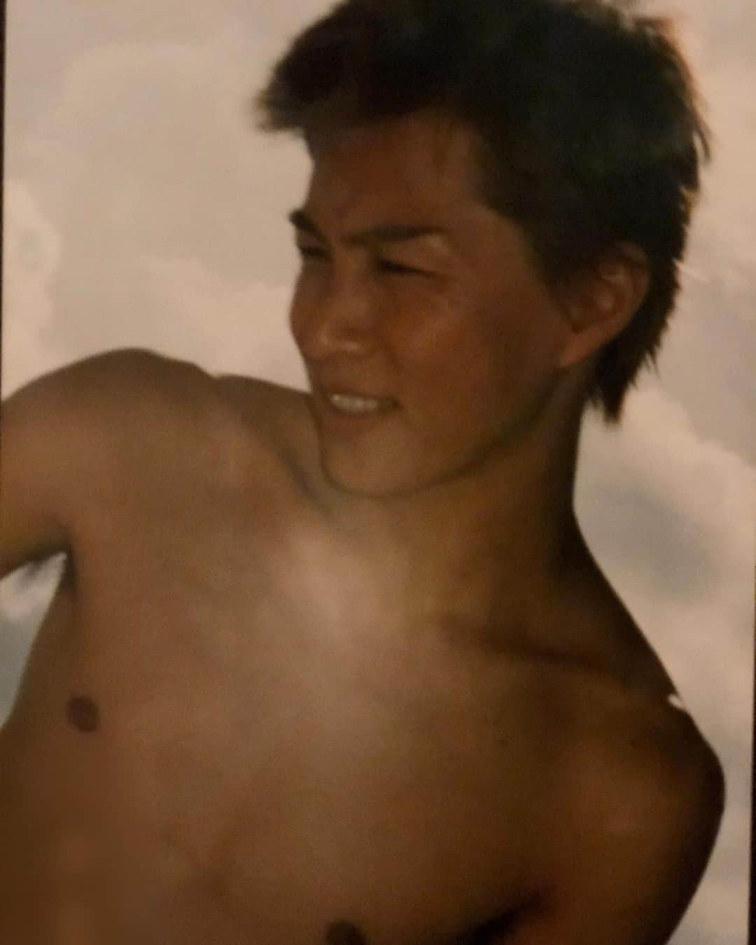アキ（荒木良明）のインスタグラム：「考えごとしてたらほとんど写真撮ってなくて。20年くらい前の夏っぽい写真と今日の空。配信しなくなっても毎日トレーニングはしてますが、めちゃめちゃ暑い。皆さんも、水分いっぱいとってくださいね。 あ、6月12日金曜日19時30分から、吉本新喜劇初fm802DJの桜井雅斗くん　@mst44 とインスタLIVEします。僕はあんまりわかってないけど、きっと桜井くんが導いてくれるでしょう。ご都合いけたら参加してみてください🤗  #初夏 #暑いねー  #水分補給 #新喜劇アキ」