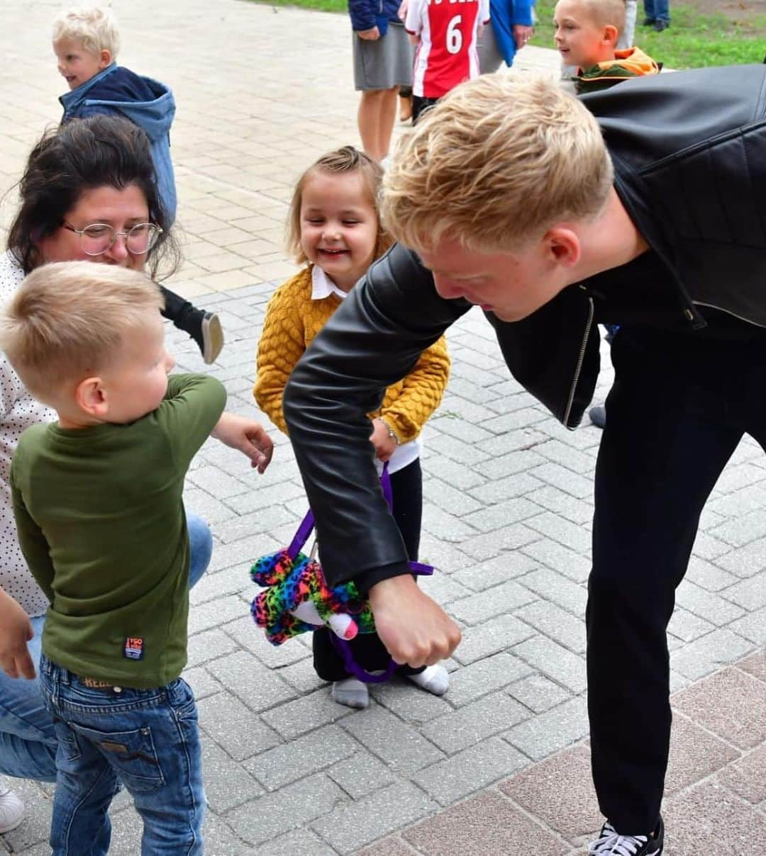 ドニー・ファン・デ・ベークさんのインスタグラム写真 - (ドニー・ファン・デ・ベークInstagram)「Today I opened a football cage at my old primary school De Horizon in Nijkerkerveen. It feels good to give something back and make the kids happy with a new place to play football! ⚽️❤️」6月9日 20時25分 - donnyvdbeek